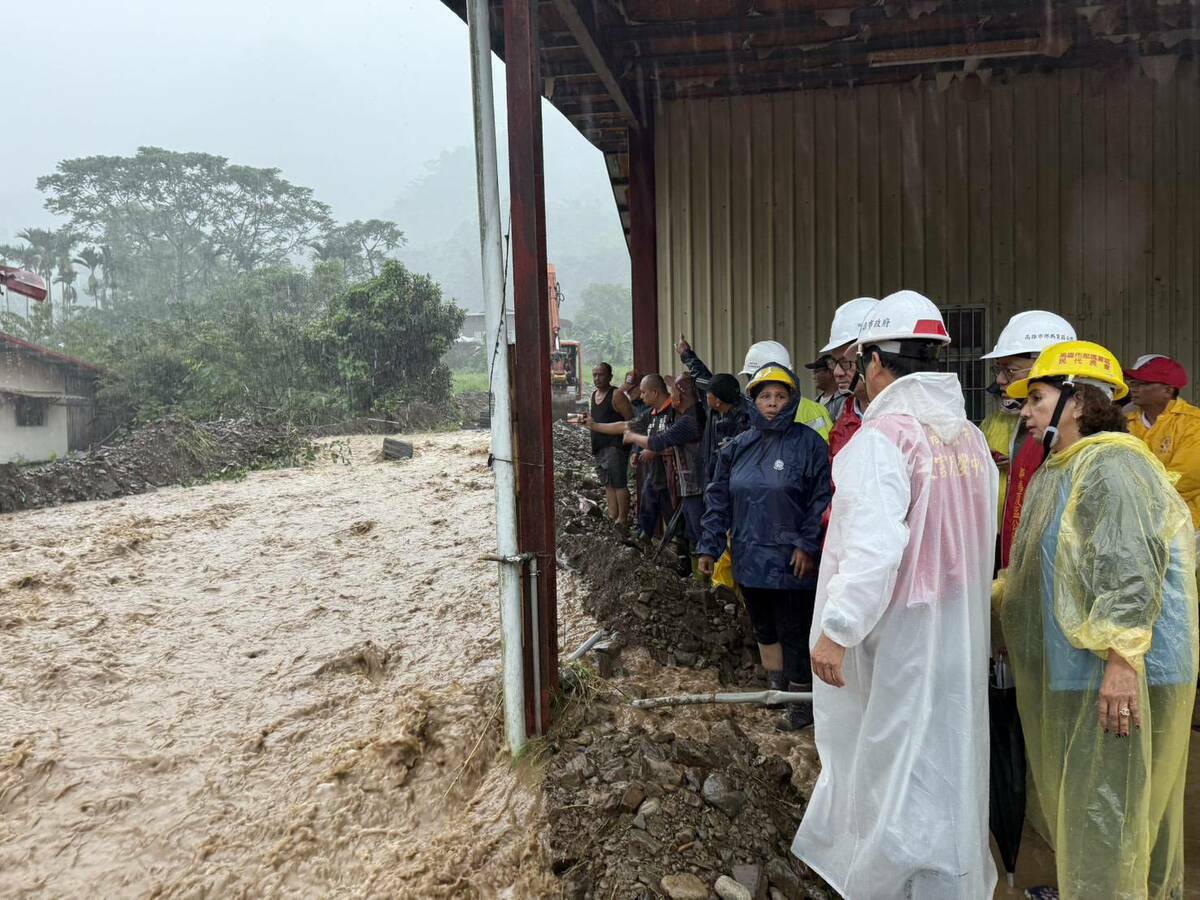 高雄接連受丹娜絲颱風與0728豪雨影響，導致山區民宅、農地、聯外道路嚴重損毀，高市府整合中央與地方資源，全力推動復原行動。 圖：高雄市水利局／提供（資料照）