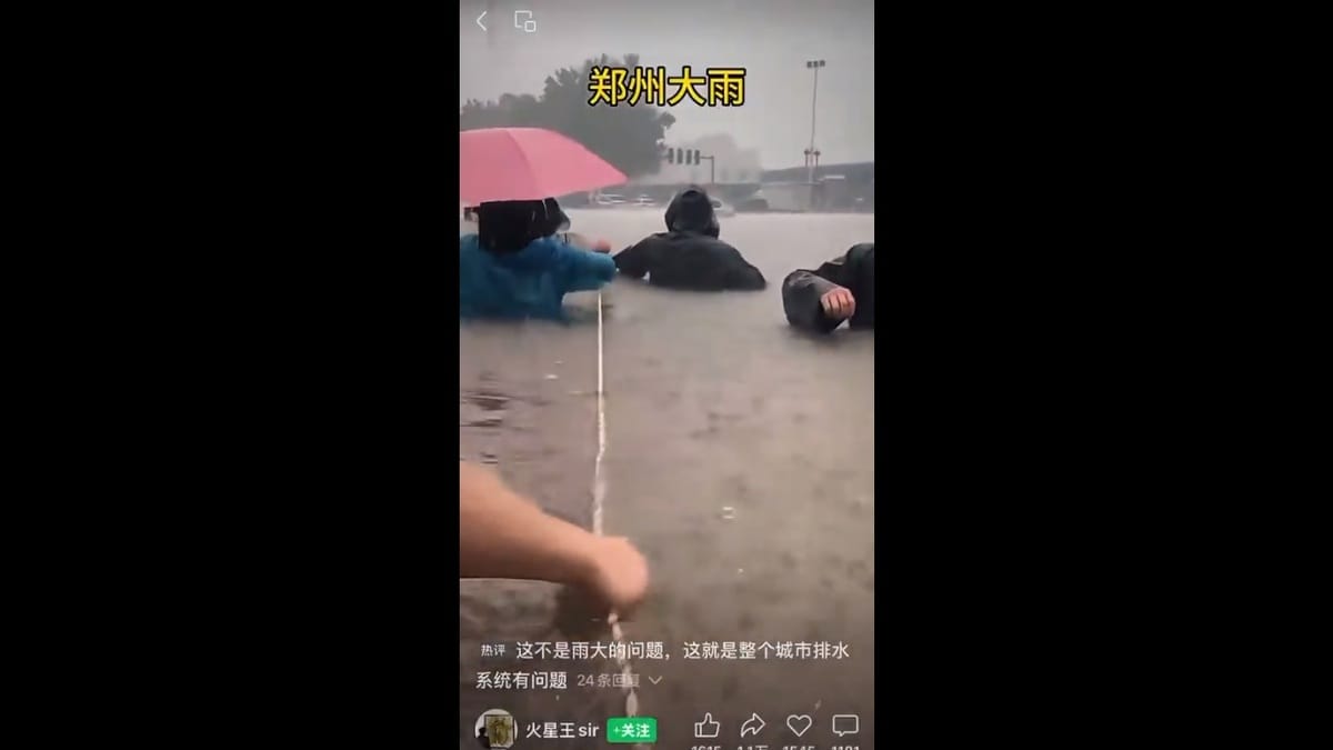 許多鄭州民眾也被迫涉水避難，部分地區積水深度甚至達到成年人的胸口。 圖：擷取自 @muyang909 X 分享影片