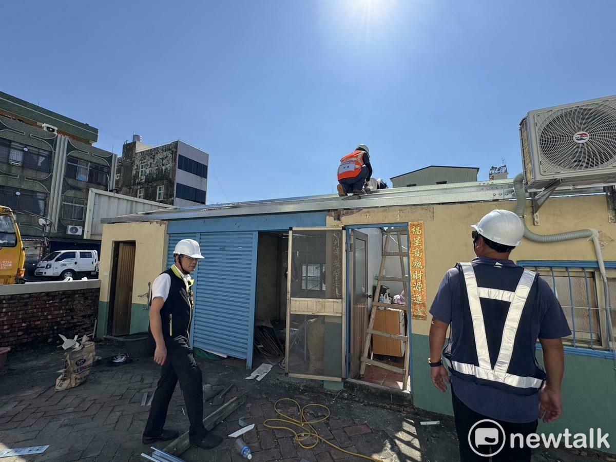 臺南市政府公布房屋災損修復進度，截至8月7日累計受理災損戶數31,377戶，受損面積未達 20 平方公尺(㎡)戶數有13,393 件、20㎡以上未達 100㎡有12,315 件，受損面積達 100㎡以上有6,019 件。 圖：台南市政府提供