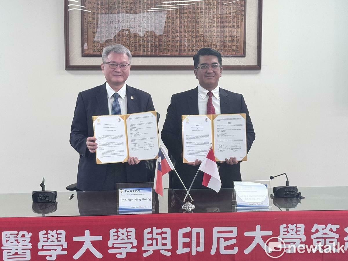 中山醫大校長黃建寧與印尼大學校長Heri Hermansyah正式簽署MOU，雙方代表合影紀念合作新頁。 圖：林怡伶/攝