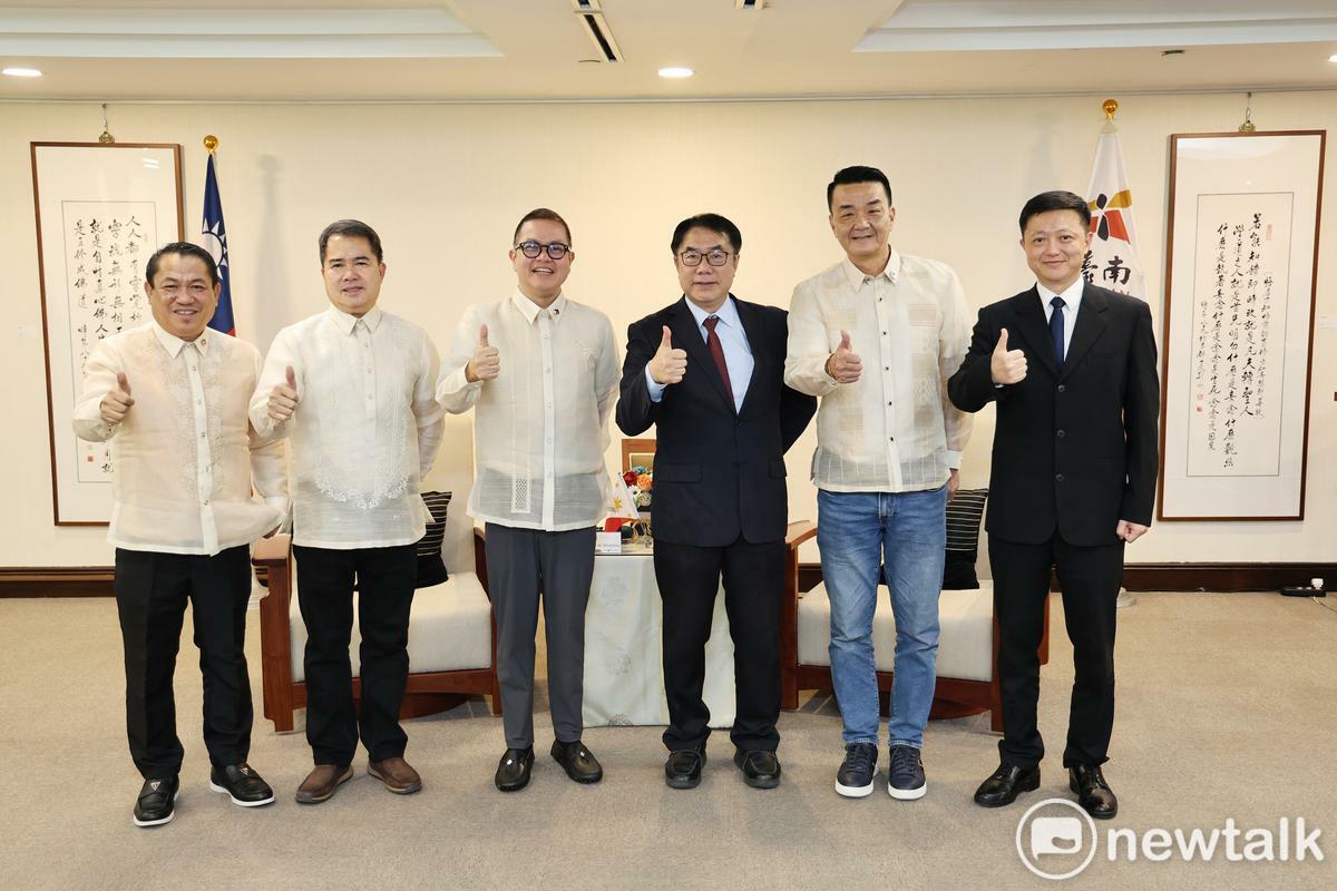 菲律賓阿克蘭省(Aklan Province)米拉弗洛斯省長(Jose Enrique M. Miraflores)今日率領該省相關政要拜會台南市政府，台南市長黃偉哲率參議黃耀國與會，菲律賓僑務促進委員余建榮等嘉賓亦陪同出席。 圖：台南市政府提供
