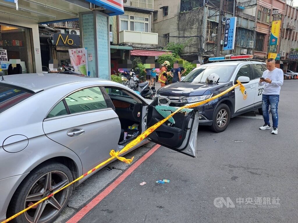 新北市三重警方8日下午查緝詐欺車手時，遭對方同夥開車衝撞，造成3名員警受傷，另有1名民眾也受傷送醫。警方後續壓制2名嫌犯，依法送辦。（翻攝畫面）中央社記者趙敏雅傳真  114年8月8日