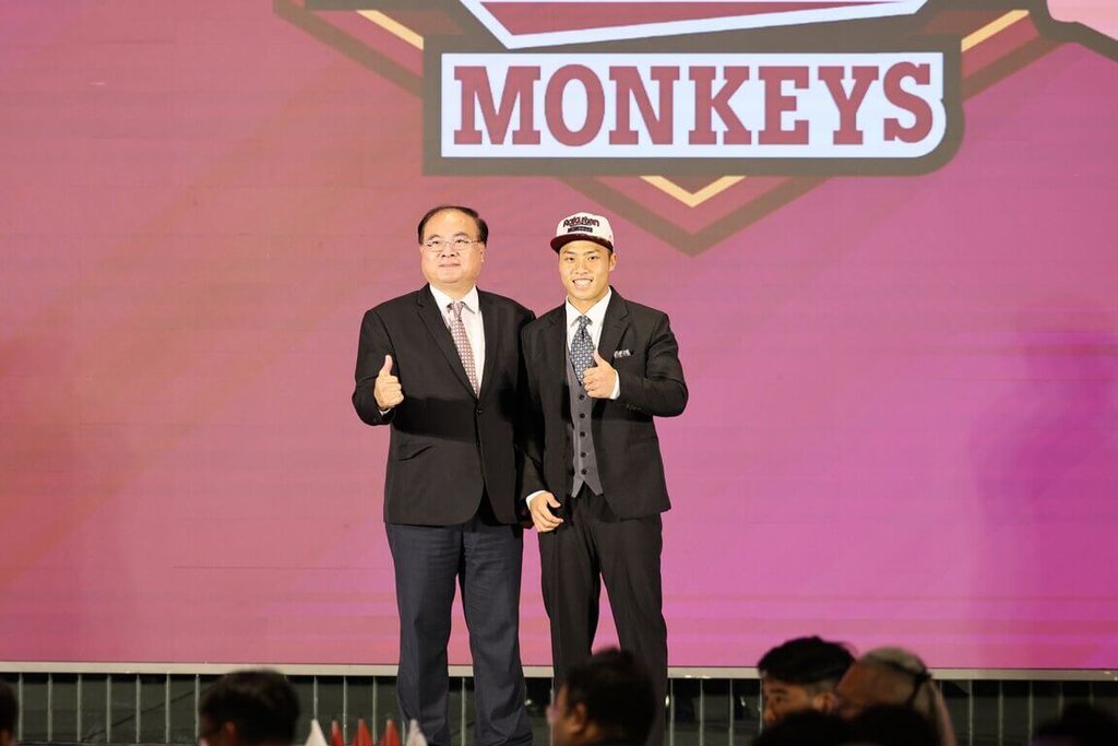 中華職棒樂天桃猿隊8日宣布，與選秀第2指名許賀捷（右）完成加盟手續，加盟條件包含簽約金新台幣410萬元、激勵獎金100萬元，月薪為8萬元。圖為6月30日中職選秀會。（樂天桃猿提供）中央社記者楊啟芳傳真　114年8月8日