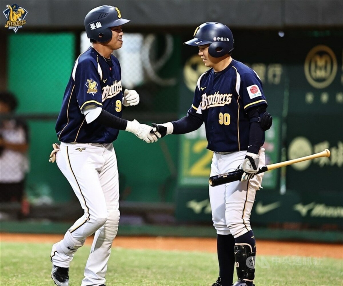 中華職業棒球大聯盟中信兄弟隊今天在洲際棒球場9局下靠野手江坤宇（右）敲追平二壘打、王威晨（左）敲再見安打，最終以3比2擊退富邦悍將隊。（中央社檔案照片）