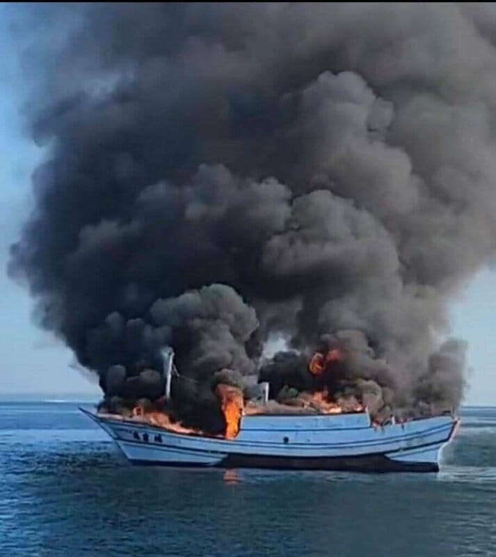 澎湖一艘將軍籍漁船於9日上午7時許在風櫃海域發生大火，許姓船長跳海逃生由附近漁船救起，火勢一發不可收拾，澎湖海巡隊出動救火撲滅，漁船幾乎全毀半沉，失火原因由海巡調查釐清。（民眾提供） 中央社   114年8月9日