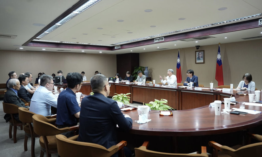 經濟部9日指出，經濟部長郭智輝8日下午主持卓越中小企業座談會，針對關稅和新台幣匯率波動等議題，與業者互相交流意見。 圖/經濟部提供