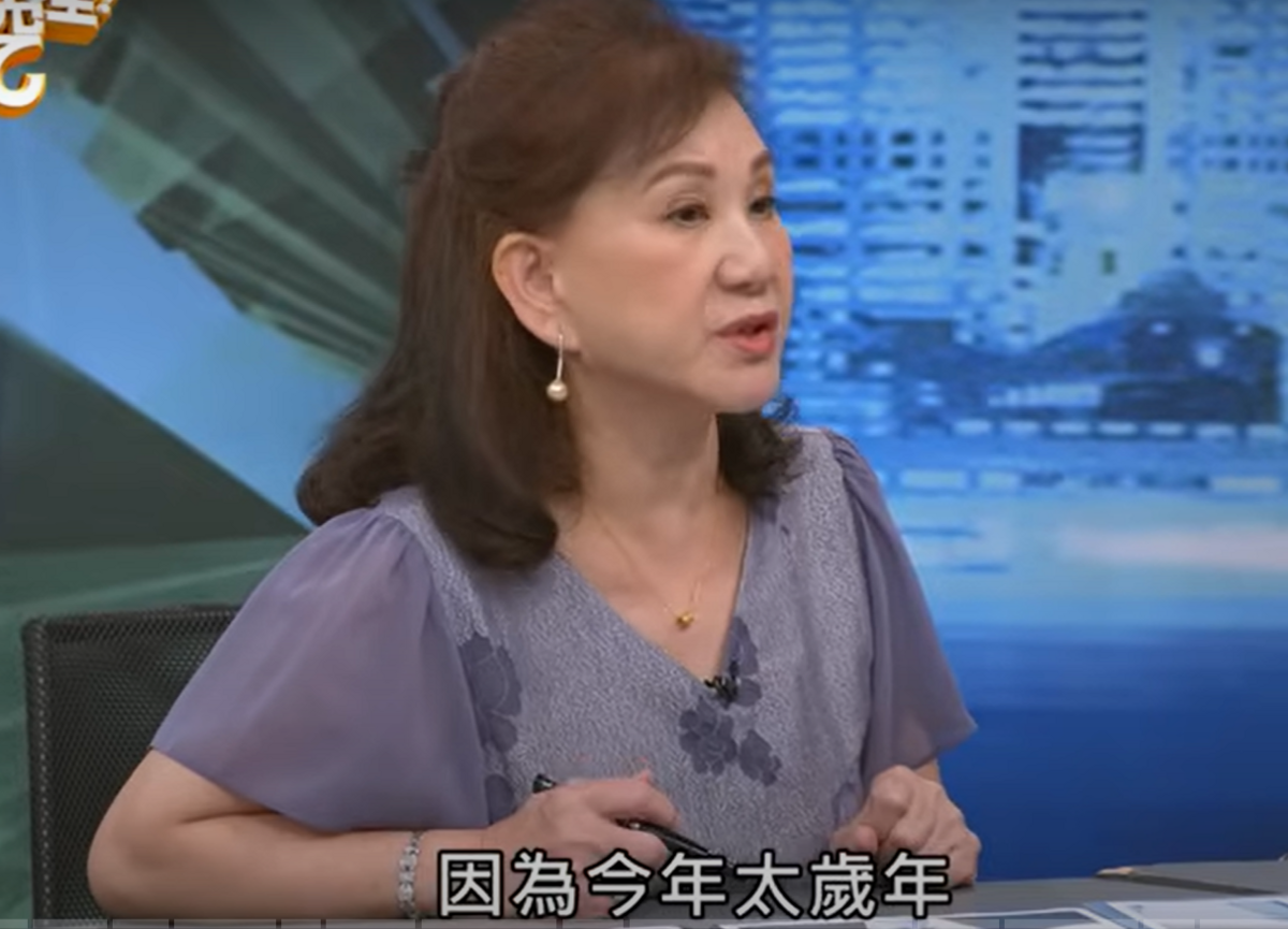 命理師周映君稱賴清德雖犯太歲仍有逾六成連任機會，盧秀燕選黨主席順利、大位難，蔣萬安挑戰更多。 圖：翻攝自「新聞挖挖哇！」