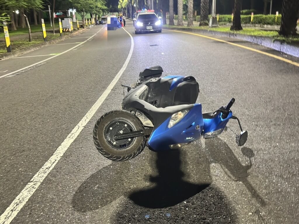 高雄市三民區9日凌晨發生一起死亡車禍，陳姓機車騎士行經同盟二路時不明原因自撞分隔島、路樹後倒臥路中央。陳男當場頭殼破裂無生命跡象，未送醫。詳細肇事原因仍待鑑定。（高市三民一警分局提供）中央社記者洪學廣傳真　114年8月9日
