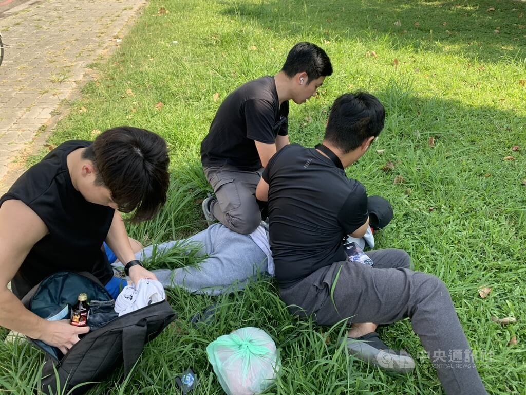 台中80歲蔡姓男子，日前接到詐團自稱醫院的電話稱，因健保資料遭人冒用盜領補助，要求交付財產保管，蔡男交付新台幣130萬元後發現有異報案，與警誘出車手陳男（遭壓制者）逮人法辦。（翻攝照片）中央社記者蘇木春傳真　114年8月9日