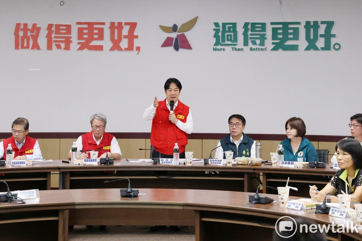 總統賴清德視察前進指揮所，並與中央、地方機關及在地營造、建築公會代表進行意見交流，臺南市長黃偉哲全程陪同，希望在各單位共同合作下，早日完成災區家園重建。 圖：台南市政府提供