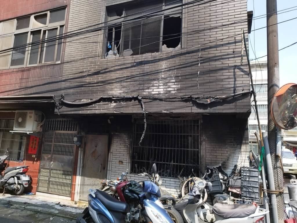 桃園市消防局9日下午獲報在中壢區一處民宅發生火警，1樓屋內家具、民生用品及生財工具燃燒，屋內77歲顏姓女子、58歲黃姓男子自行逃出，送醫無生命危險。（翻攝照片）中央社記者葉臻傳真　114年8月9日