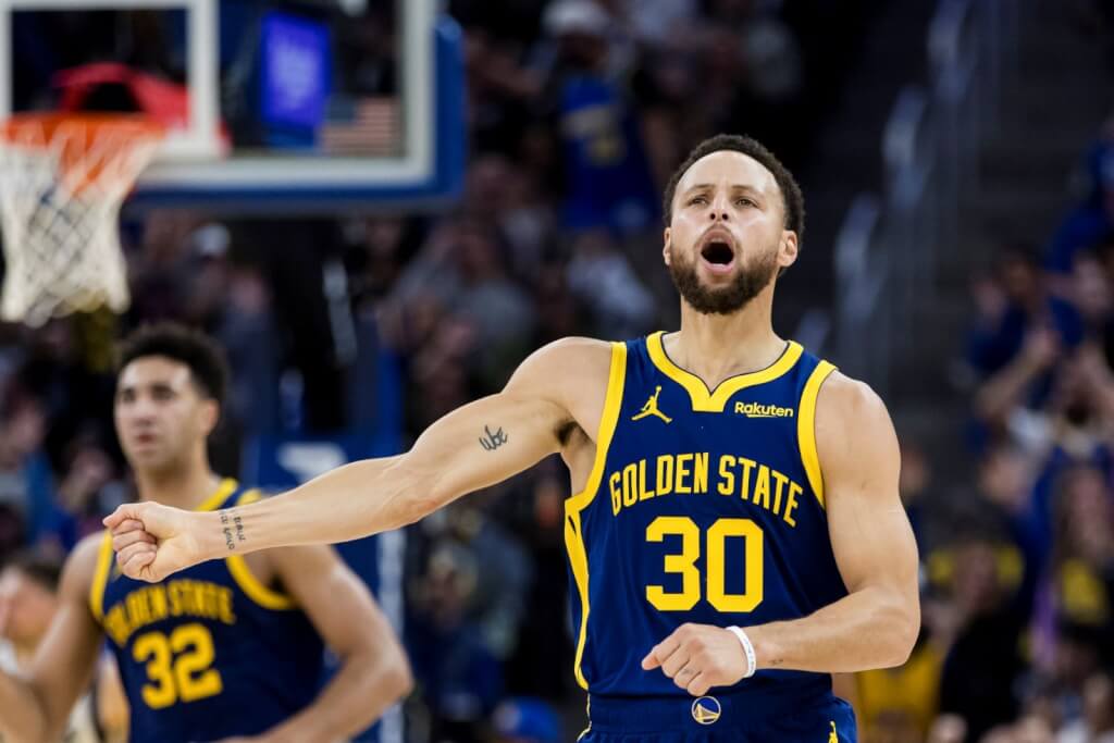 NBA金州勇士隊球星柯瑞（右）。（美聯社）