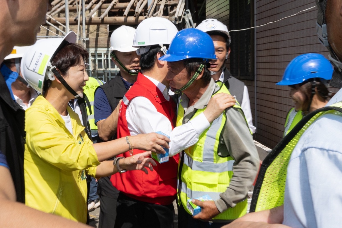 總統賴清德9日向台南復建工人致意 圖：總統府／提供