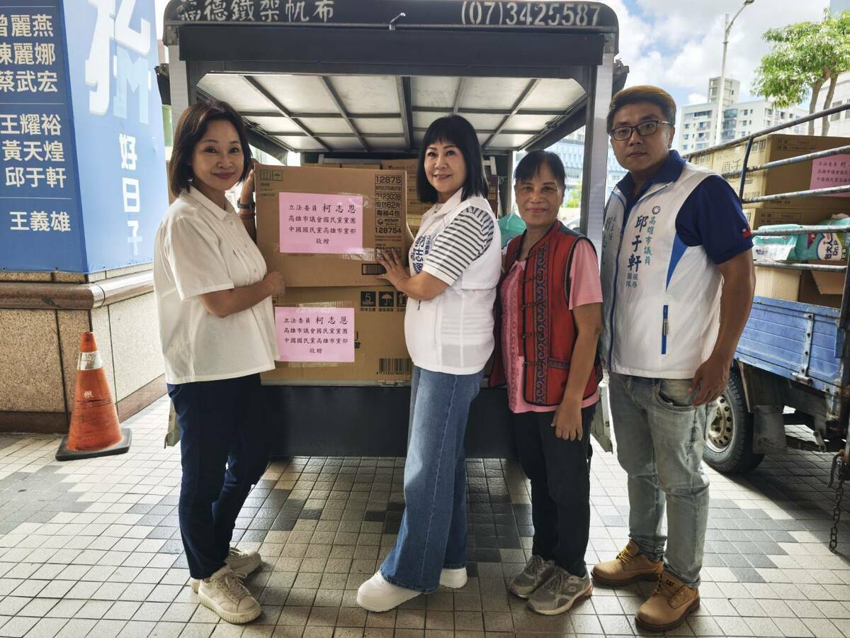 柯志恩(左一)、陸淑美(左二)及立委、議員團隊攜手，送暖到那瑪夏。 圖：國民黨高雄市黨部/提供