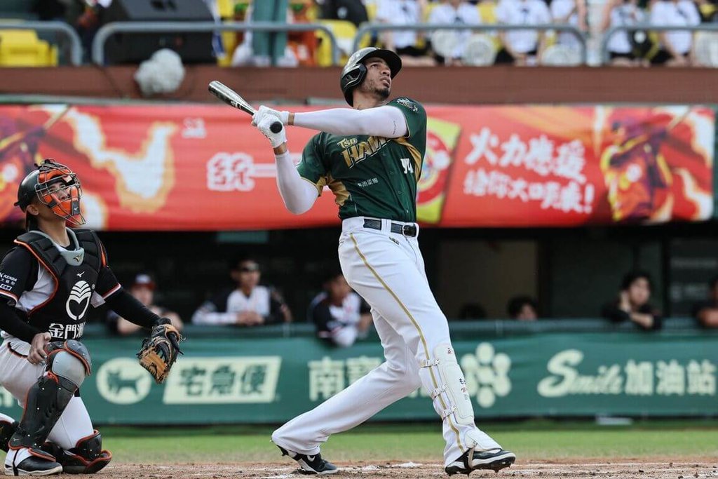 中華職棒台鋼雄鷹隊9日賽事投打發揮，恰逢洋砲魔鷹（Steven Moya）（中）34歲生日，他繳出單場雙響砲貢獻3分打點，助隊以8比0擊敗統一7-ELEVEn獅隊。（台鋼雄鷹提供）中央社記者謝靜雯傳真  114年8月9日