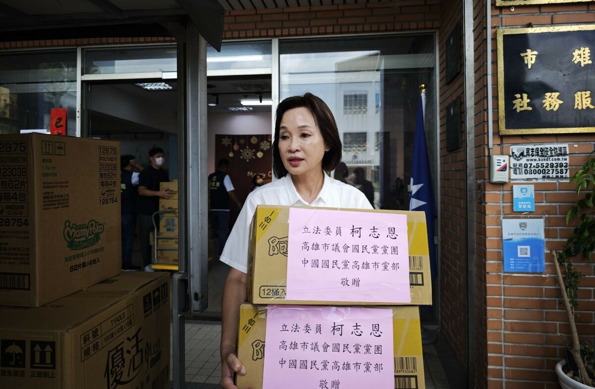 柯志恩幫忙把物資搬上車。 圖：國民黨高雄市黨部/提供