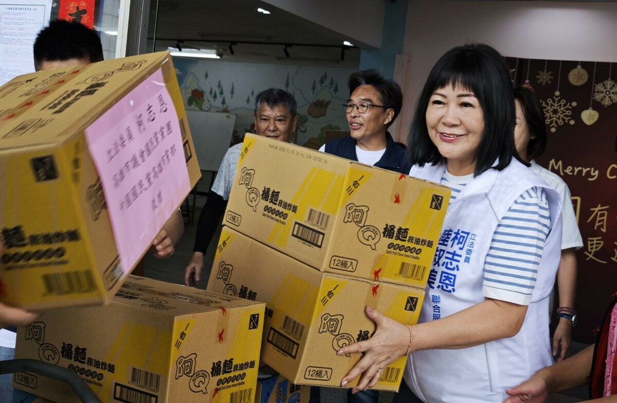 陸淑美(右一)幫忙把物資搬上車。 圖：國民黨高雄市黨部/提供