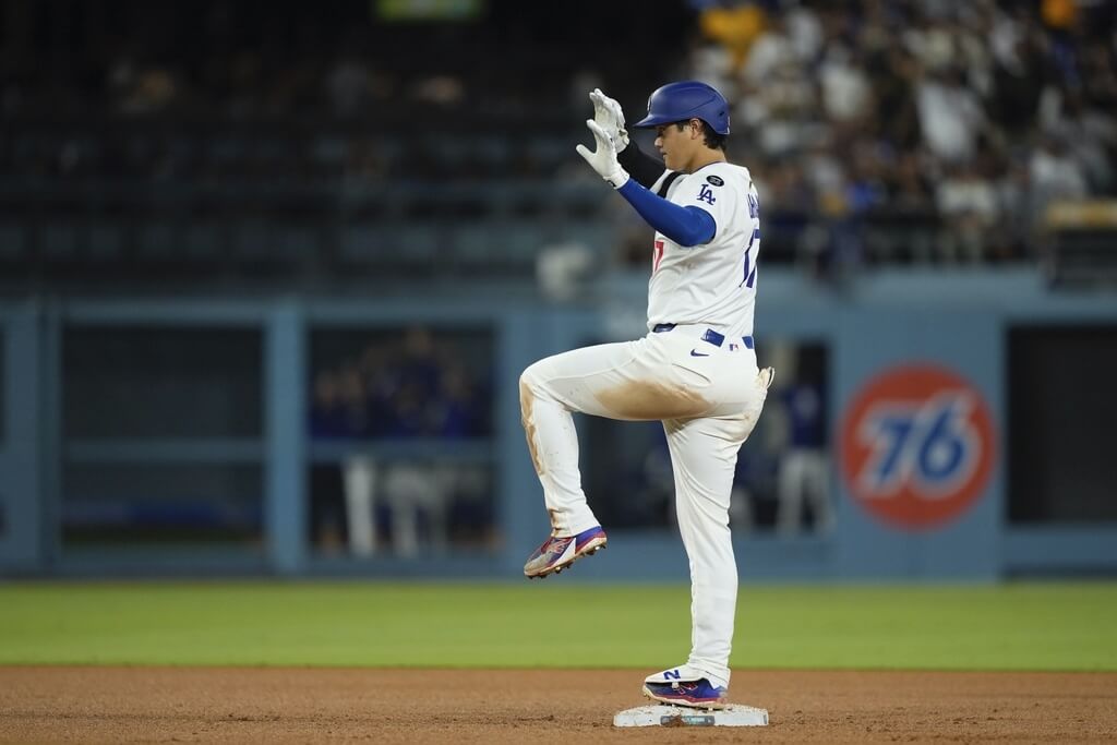 道奇日本籍二刀流球星大谷翔平上壘做出慶祝動作。（美聯社）