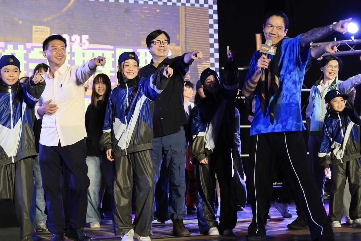 陳其邁(中)上台與選手共舞感受賽事的熱情活力。 圖：高雄市青年局/提供