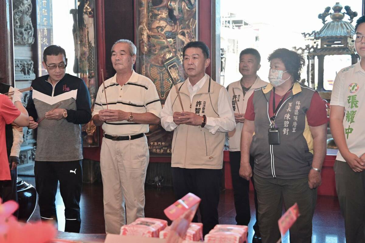 許智傑(左三)至林園區信仰中心廣應廟參拜。 圖：許智傑辦公室/提供