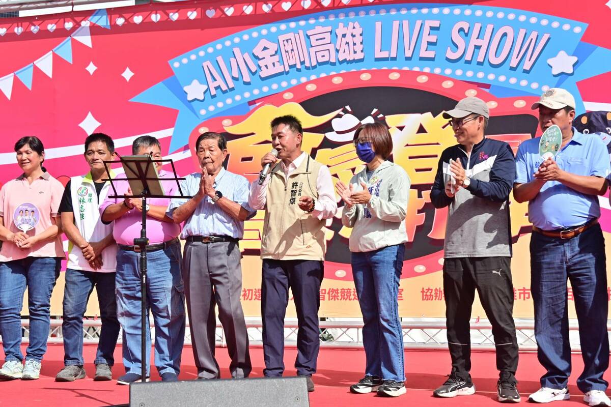 多位在地里長為許智傑(右四)站台。 圖：許智傑辦公室/提供