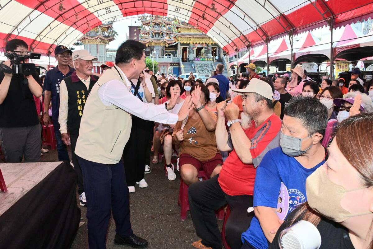 許智傑(左三)受到林園在地父老鄉親支持。 圖：許智傑辦公室/提供