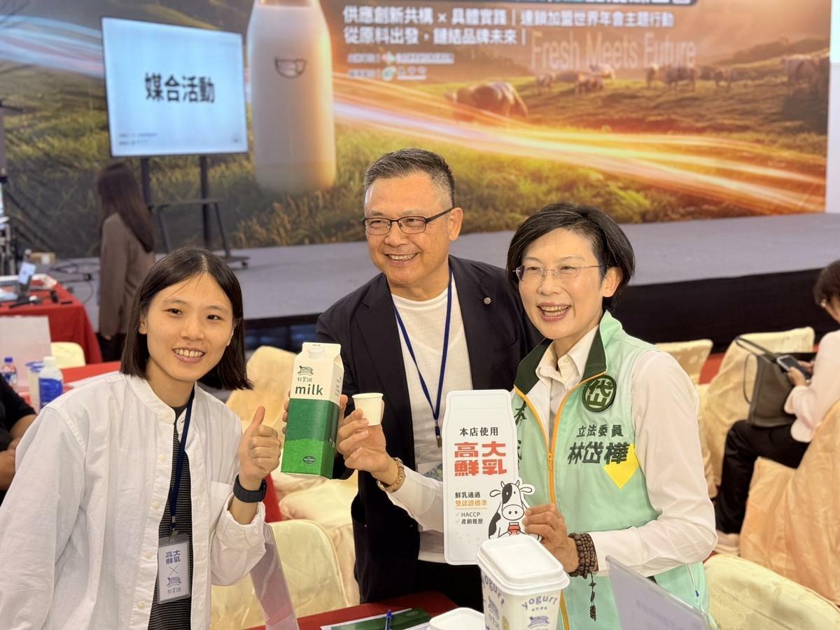 台灣連鎖加盟促進協會理事長吳永強(中)陪同林岱樺(右)行銷國產鮮乳。 圖：台灣連鎖加盟促進協會/提供