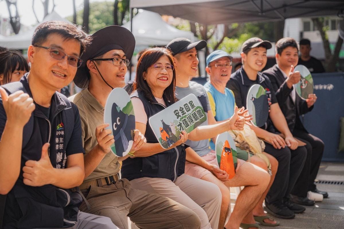 台中市觀旅局利用假日在草悟道舉辦登山安全宣導講座，邀請專業山友與戶外達人分享安全登山的知識與實用經驗。 圖：台中市政府/提供