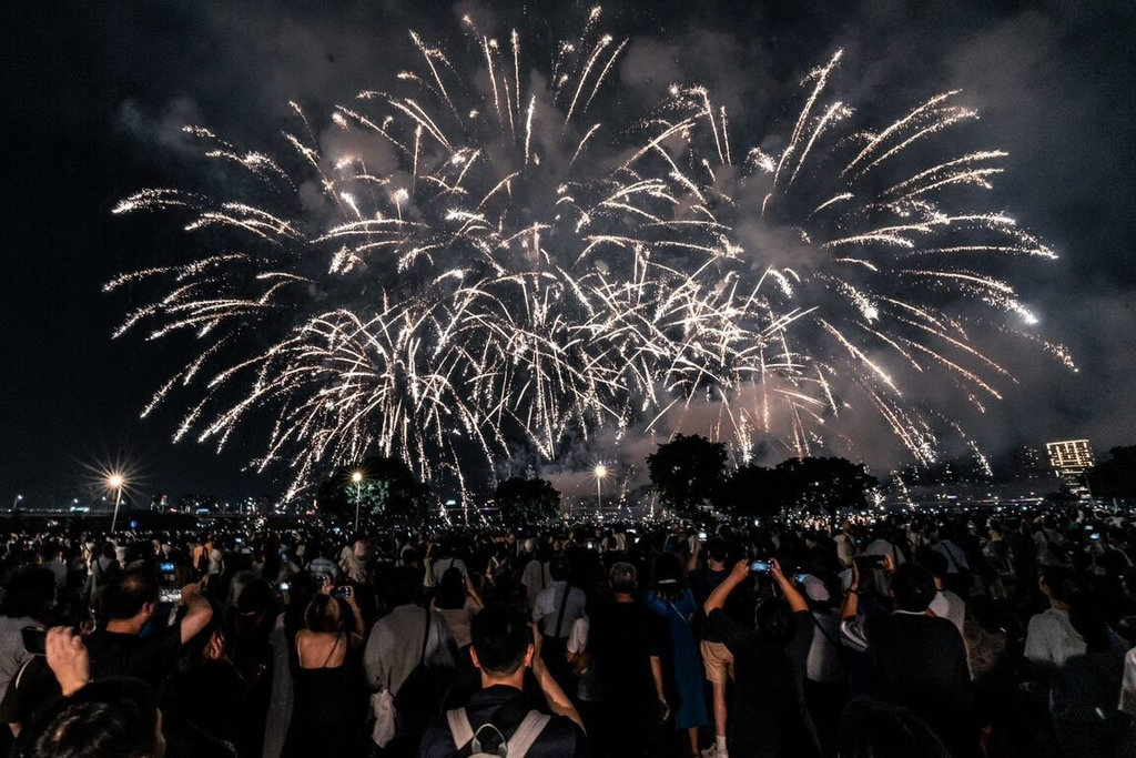 根據調查，上班族在七夕情人節最熱門的旅遊地點及景點為大稻埕夏日節，圖為大稻埕煙火。（台北市觀傳局提供）中央社記者余曉涵傳真　114年8月10日