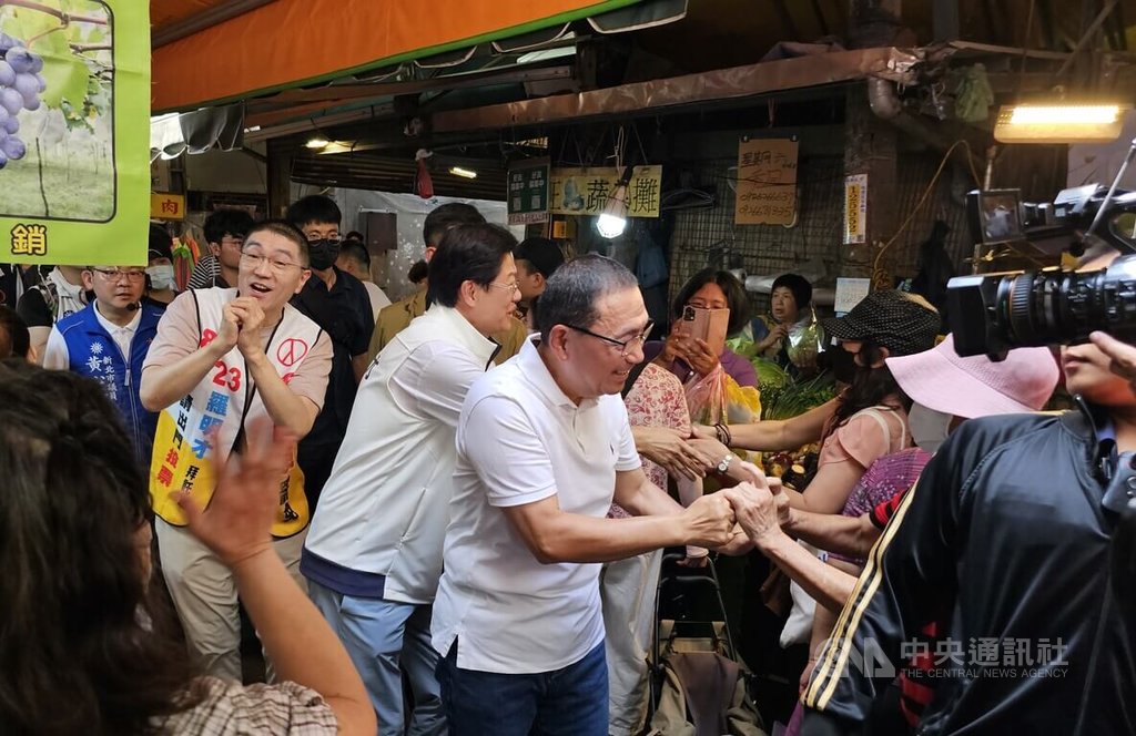 新北市長侯友宜（左4）及基隆市長謝國樑（左2），10日陪同國民黨立委羅明才（左3）赴新北市建國市場掃街拜票，爭取民眾支持反罷免。中央社記者王鴻國攝 114年8月10日