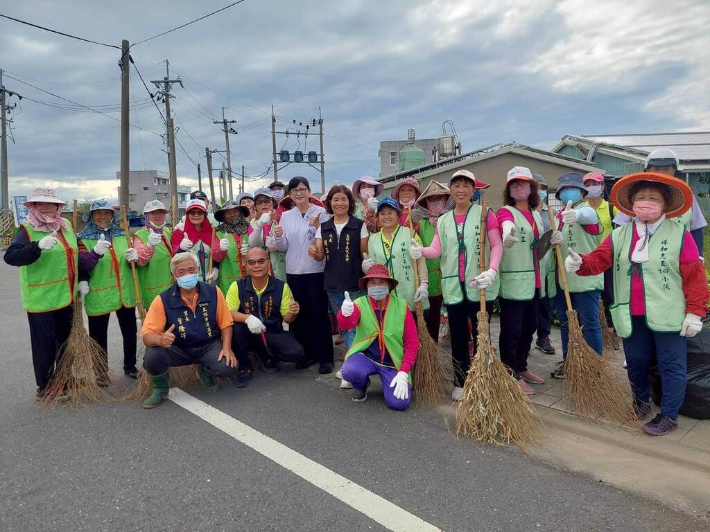嘉義縣太保市公所發起投入災後市容清理與環境整頓行動，近400名志工報名參與，10日一同清理，市長鄭淑分（前排左3）到場感恩與志工合影。（太保市公所提供）中央社記者蔡智明傳真　114年8月10日