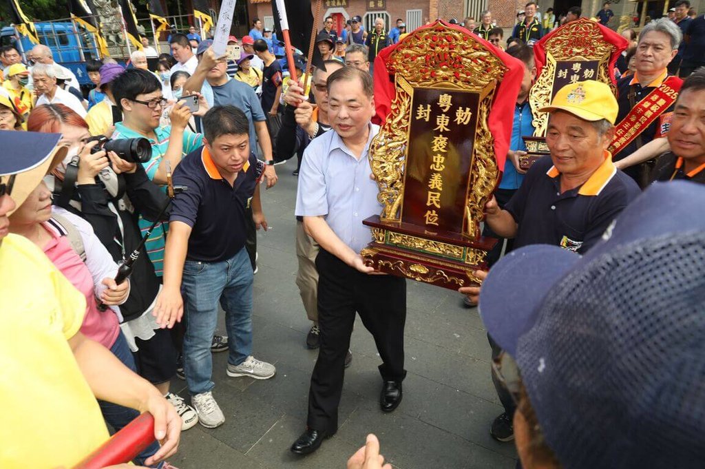 2025年適逢新埔褒忠亭義民廟建廟237週年，10日由新竹縣副縣長陳見賢（前右2）與義民廟人員虔誠恭迎義民爺爺，展開為期1個月的傳統「奉飯儀式」，也為義民節祭典揭開序幕。（新竹縣政府提供）中央社記者魯鋼駿傳真 114年8月10日