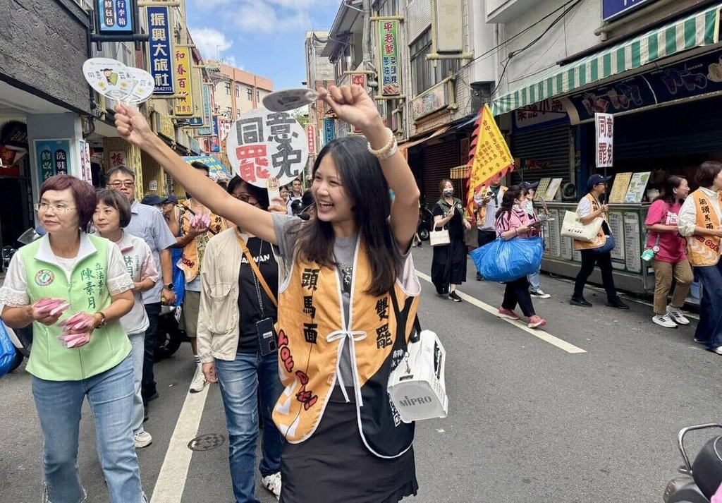 罷免國民黨立法委員游顥團體10日與民進黨立委陳素月（前左）、林月琴（左後第2人），及民進黨台北市議員林亮君（前右）等人召開記者會宣傳「同意罷免」，並前往市場掃街。（罷免游顥團體提供）中央社記者蕭博陽南投縣傳真　114年8月10日