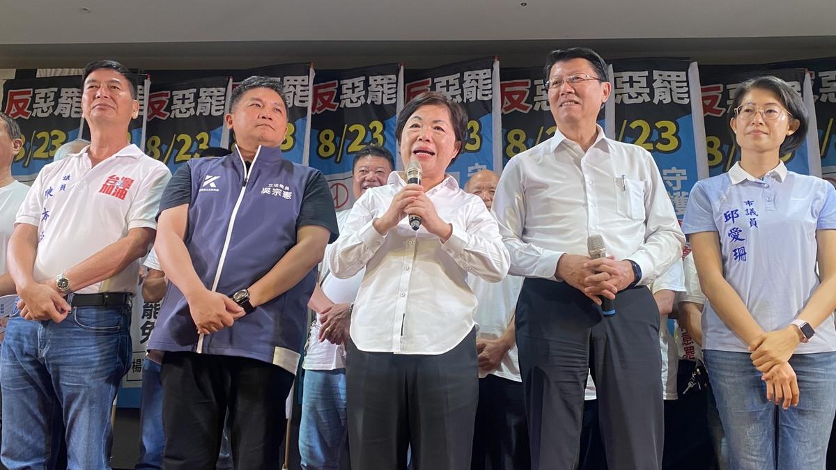 楊瓊瓔深深三鞠躬哽咽致謝，感念去年10萬6千票支持她續留國會，反觀賴政府卻製造仇恨對立，「民主不是這樣玩的！」她強調，反惡罷才是台灣主流民意，無差別罷免政治鬥爭「任何人都受不了」。 圖：楊瓊瓔服務處/提供