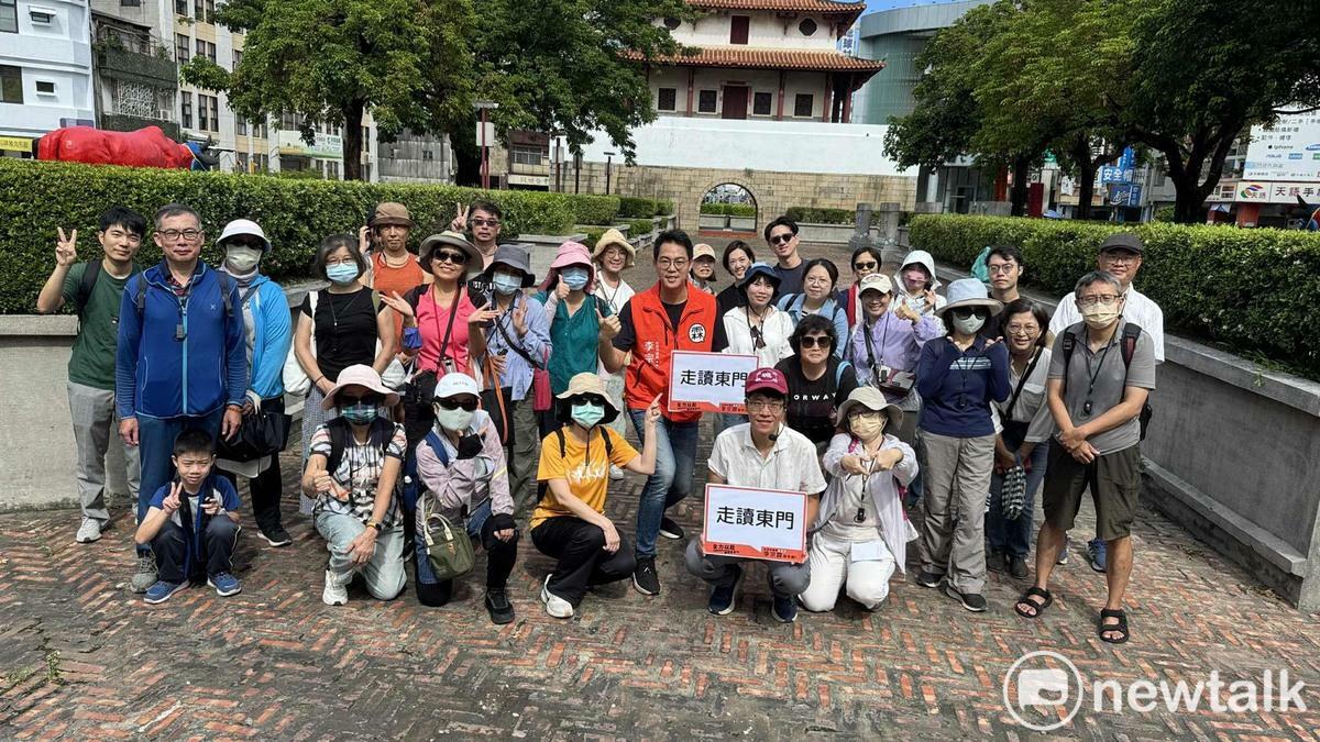台南市議員李宗霖舉辦《走讀東門：城垣與信仰的時光足跡》活動，邀請台南新芽協會秘書長蘇淋齊帶領民眾穿梭古今街區，實地感受城市的時光層疊與宗教文化演變。 圖：李宗霖服務處提供