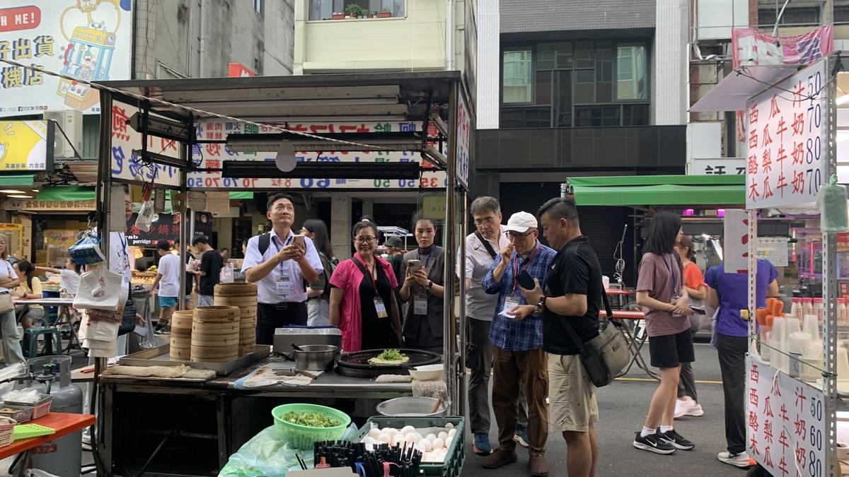 學員走訪攤商，實地採訪、建立互動，為後續創作短影音與文字報導打下基礎。 圖：孫家銘翻攝