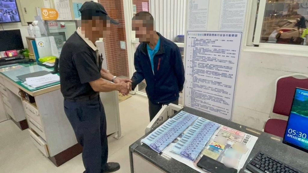 台中豐原一間寺廟的廟公（右）打掃廁所時在馬桶內發現一只皮夾，內有萬元鈔票及多張證件，趕忙報警，警方通知張姓失主前來領取。（民眾提供）中央社記者趙麗妍傳真　114年8月11日