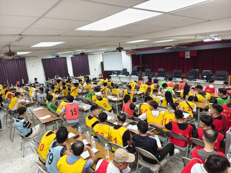 檢警專案小組在台南北區一家音樂會館內查獲107名越籍男女涉開毒趴，全部帶回塞滿南市警五分局禮堂。 圖：警方提供