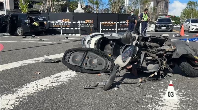 台中市今日發生死亡車禍，機車支離破碎可見撞擊力道之大。 圖：警方提供