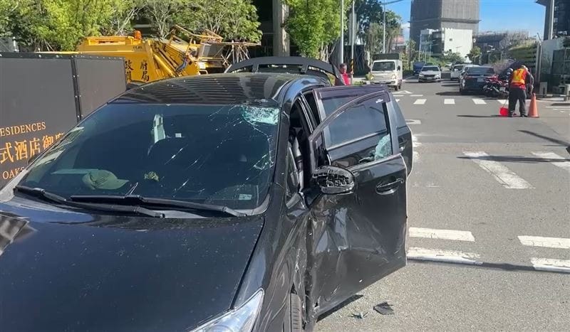 肇事車輛上5人全數棄車逃逸，疑似都是外籍人士。 圖：警方提供