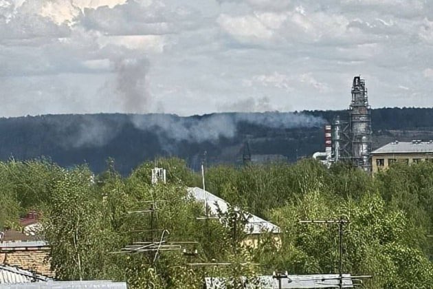 俄羅斯能源巨頭「盧克石油」在烏赫塔的煉油廠，一座儲油槽遭擊中起火。 圖：翻攝自 X