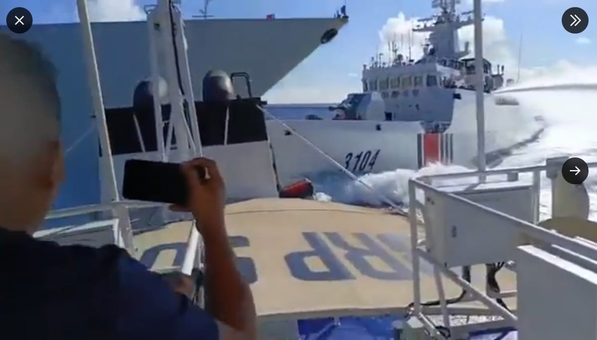 中菲黃岩島爆發衝突，中國海警3104號船危險衝撞菲國巡邏艦，中方軍艦「桂林號」卻意外駛入，導致2艘中艦相撞。 圖：截取自「X」@jaytaryela