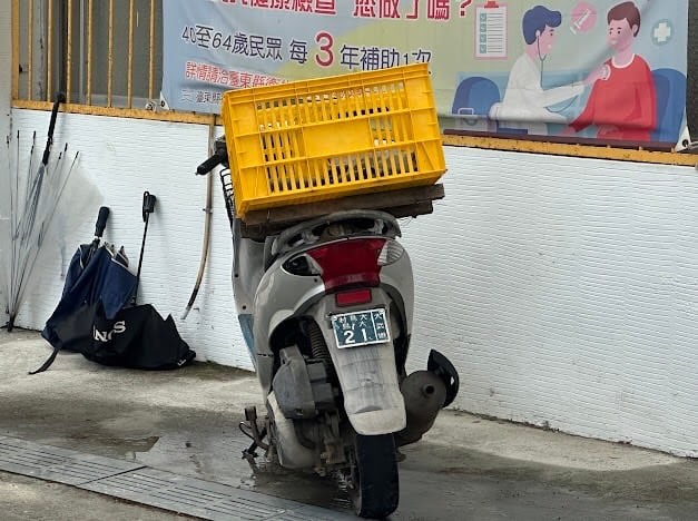 台東縣大武鄉驚見「家車合一」的超狂機車。 圖：翻攝自Threads
