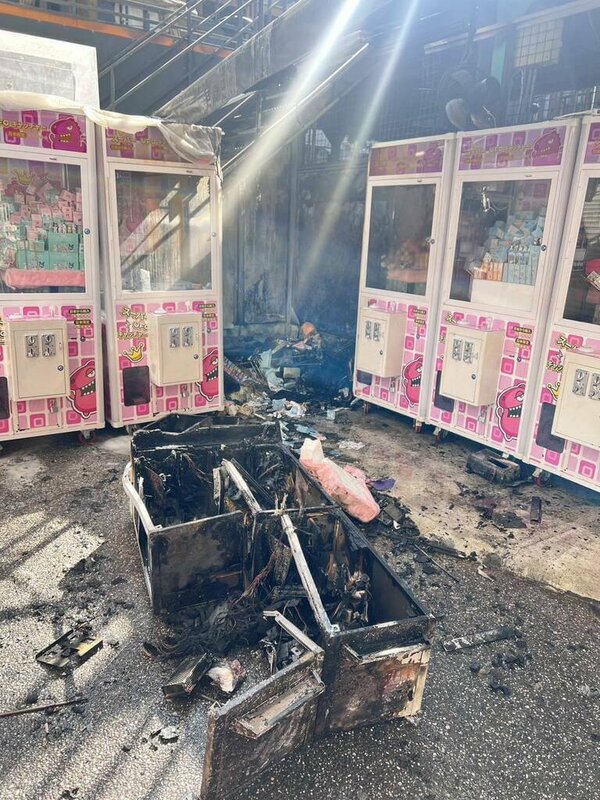 台中市西屯區逢甲商圈1間娃娃機店日前突然發生火災，燒毀3台娃娃機，警方11日宣布查獲涉案男子。（民眾提供）中央社記者郝雪卿傳真  114年8月11日