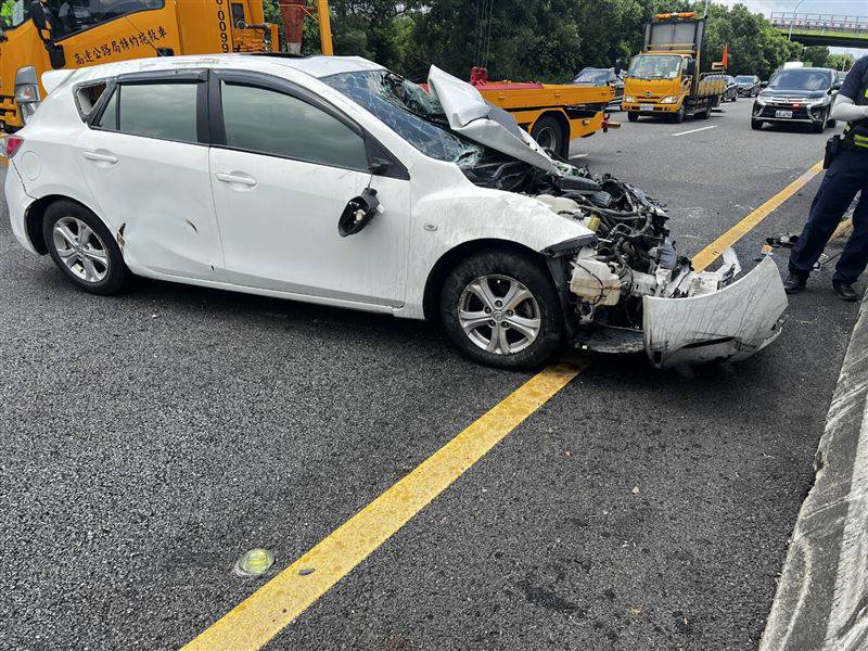 失控翻滾的白色車輛車頭全毀，所幸車內3人均有繫安全帶，僅受到輕傷。 圖：警方提供