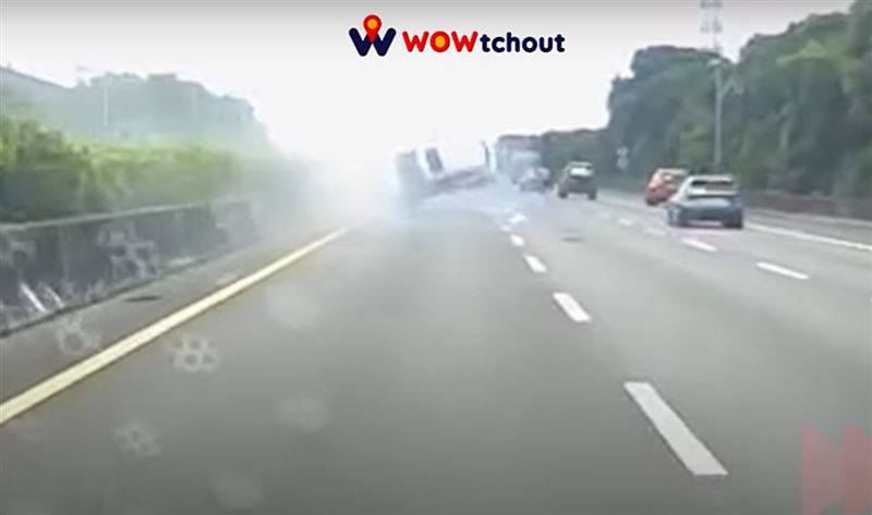 國道昨日發生連環車禍，白車翻滾3圈畫面曝光。 圖：翻攝自WoWtchout - 地圖型行車影像分享平台