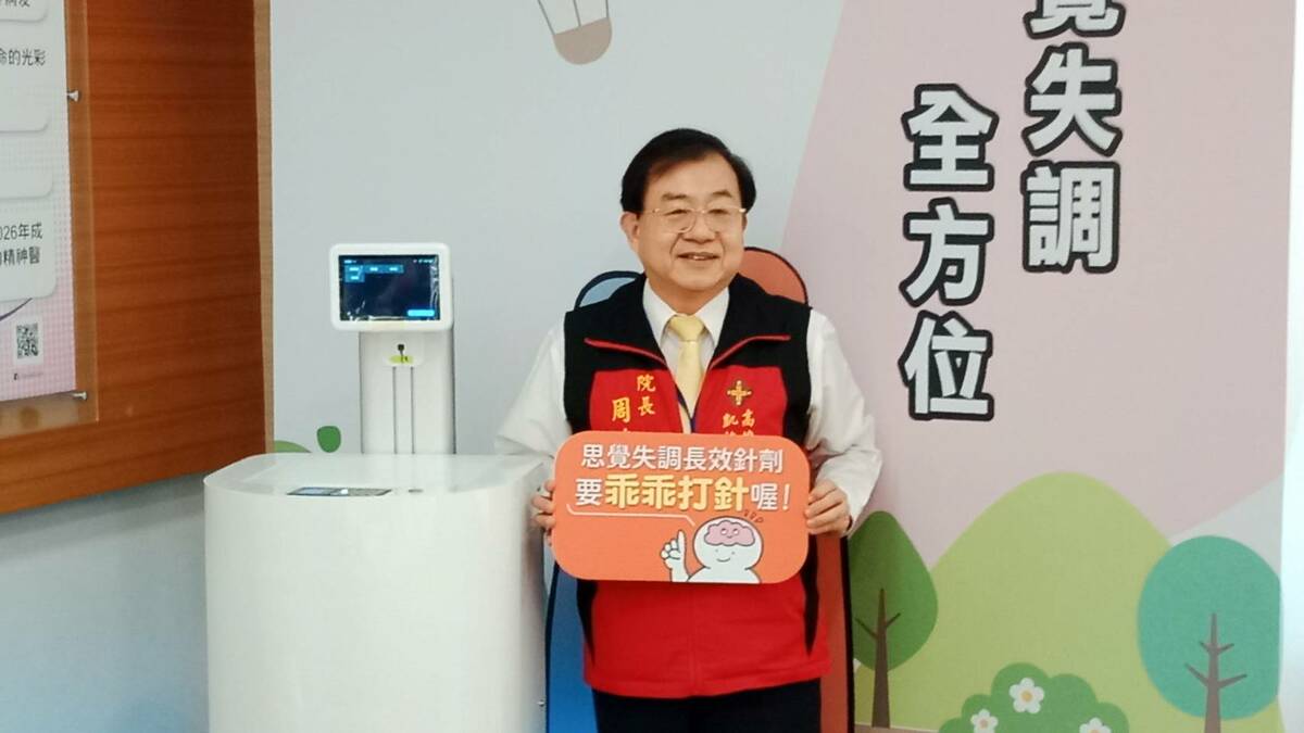 周煌智與凱旋醫院創新推出AI智能醫療機器人陪伴病友診療。 圖：孫家銘攝