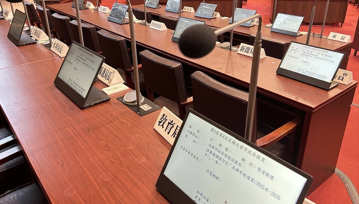 官員未來備詢時，不必長時間仰頭觀看兩側大螢幕，減輕眼睛和頸部負擔，同時提升議事效率與資訊品質。 圖：高雄市議會/提供