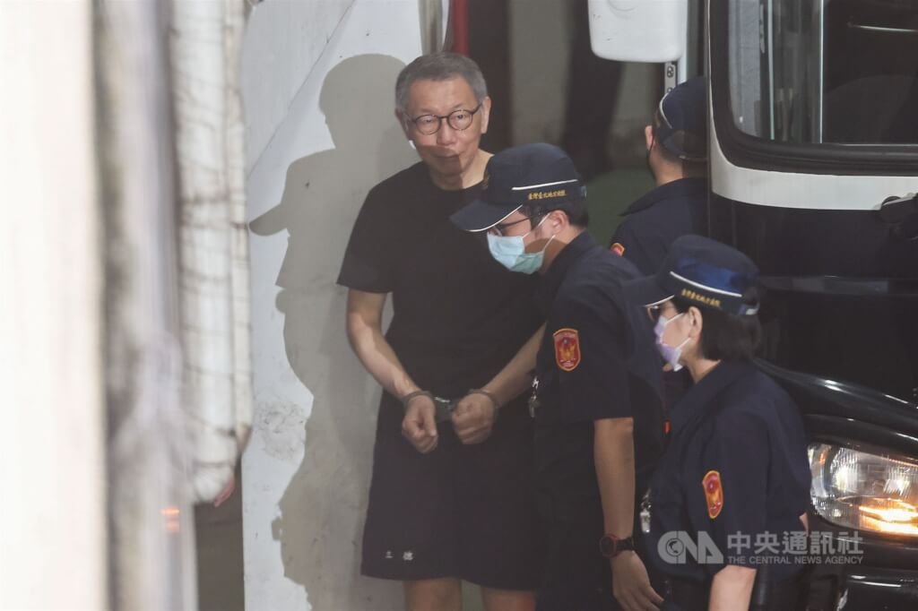 台北地方法院7日提訊在押的前台北市長柯文哲（左）等被告。（中央社檔案照片）