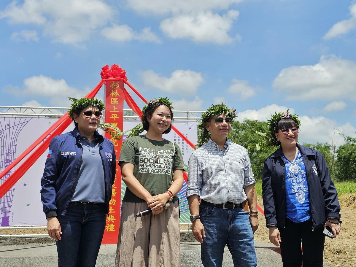 林盈(左二)與崔瑞霞(左一)及多位菲國貴賓合影，展現韌性農場受到國際專注與合作的潛力。 圖：孫家銘翻攝